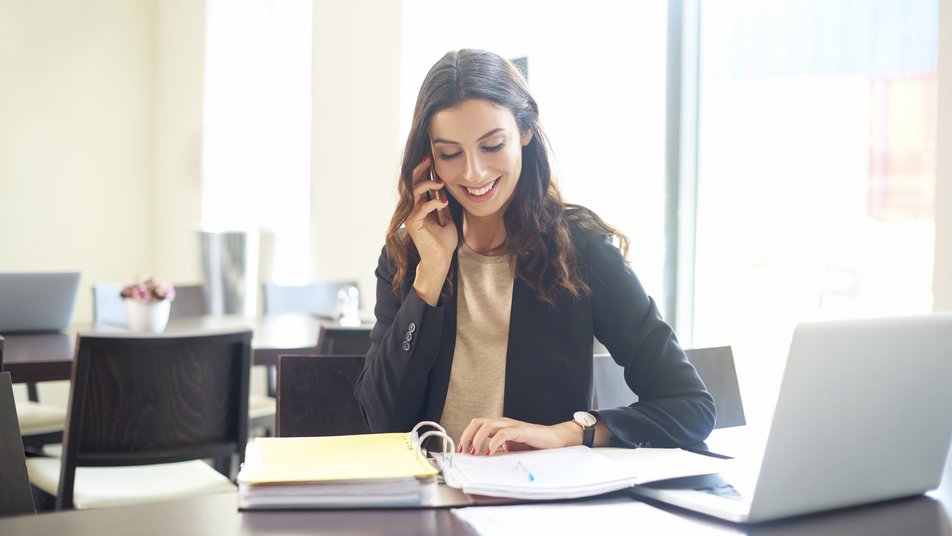 Billede af kvinde der snakker i telefon